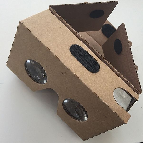 Первая версия Google Cardboard, представленная в 2014 году